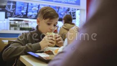 一个男孩在<strong>快餐</strong>店吃薯条。 <strong>快餐</strong>。 健康食品